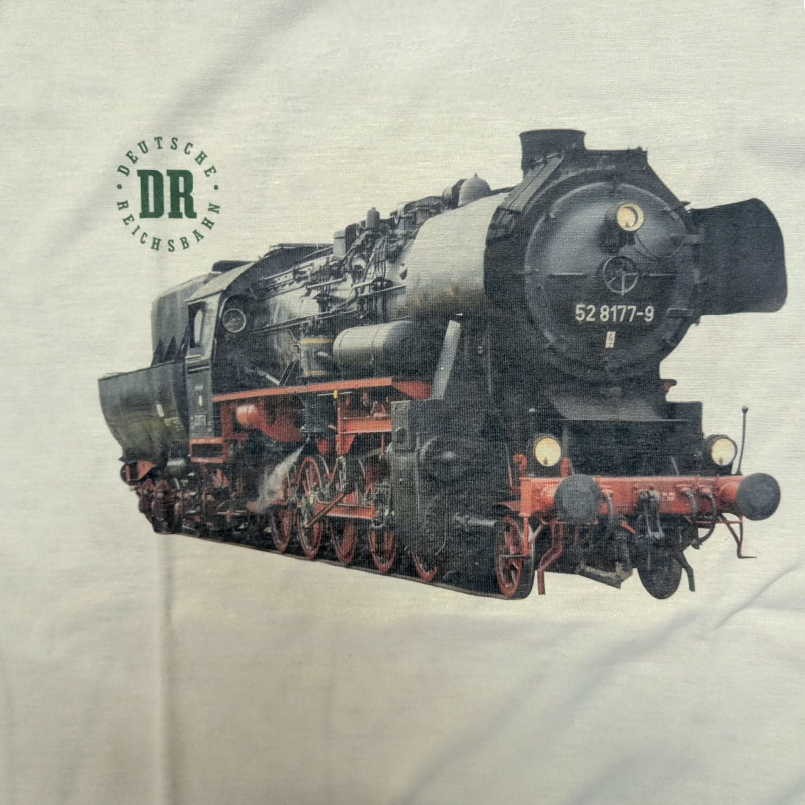 Detailansicht des Aufdrucks mit Dampflokomotive 52 8177-9 und DR-Logo der Deutschen Reichsbahn