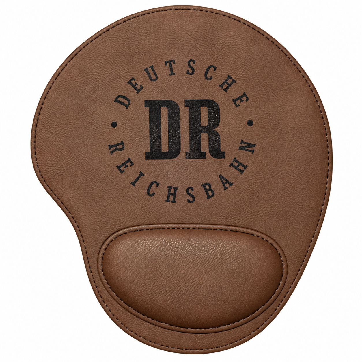 Braunes Mousepad in Lederoptik mit schwarzem DR-Logo und Handballenauflage