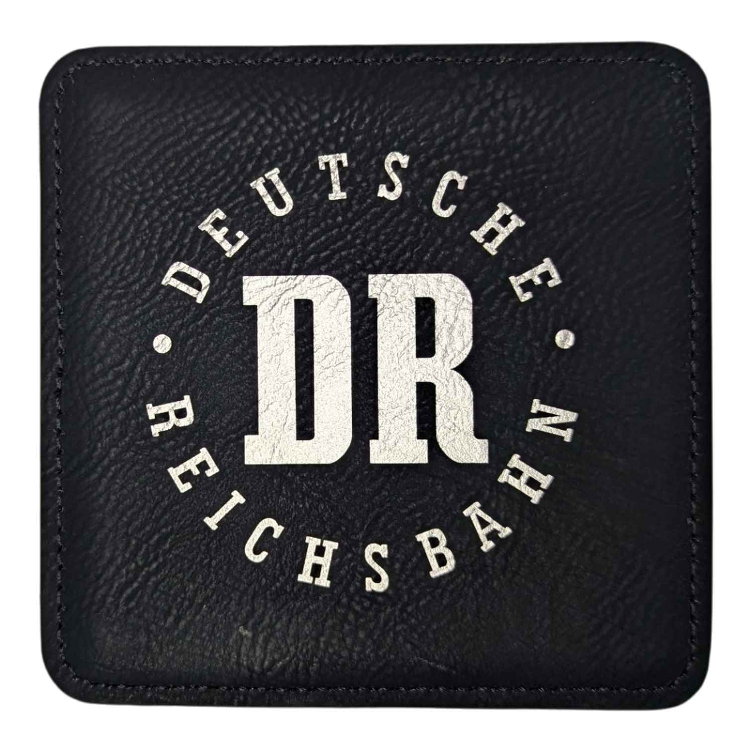 Schwarzer Lederuntersetzer mit DR-Logo