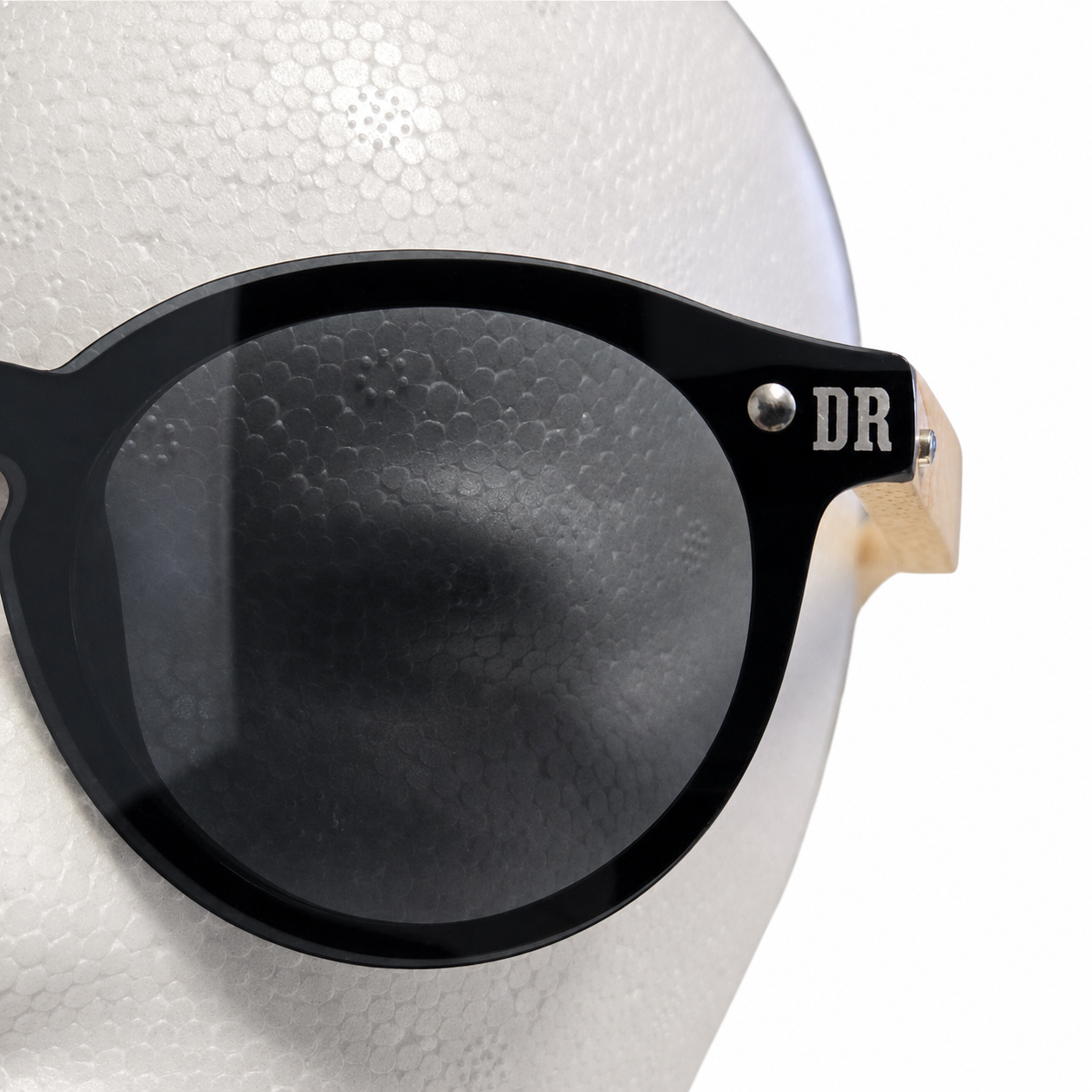Sonnenbrille mit Bambusbügeln und DR-Logo